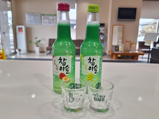 【韓国オタク集合!】韓国焼酎（グラス付）・お菓子・激辛ラーメンセット付♪お部屋で渡韓気分を満喫しよう